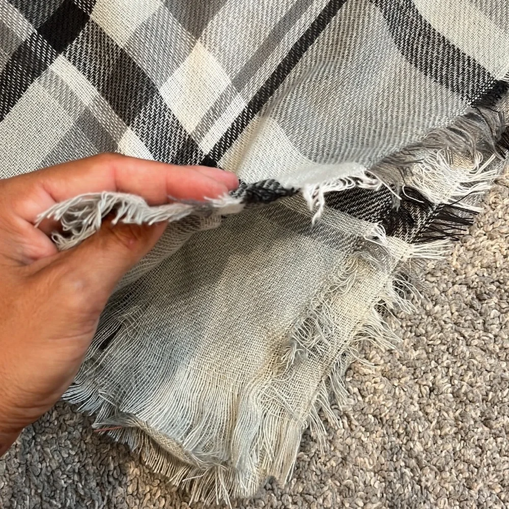 NWOT Plaid Knit Blanket Scarves